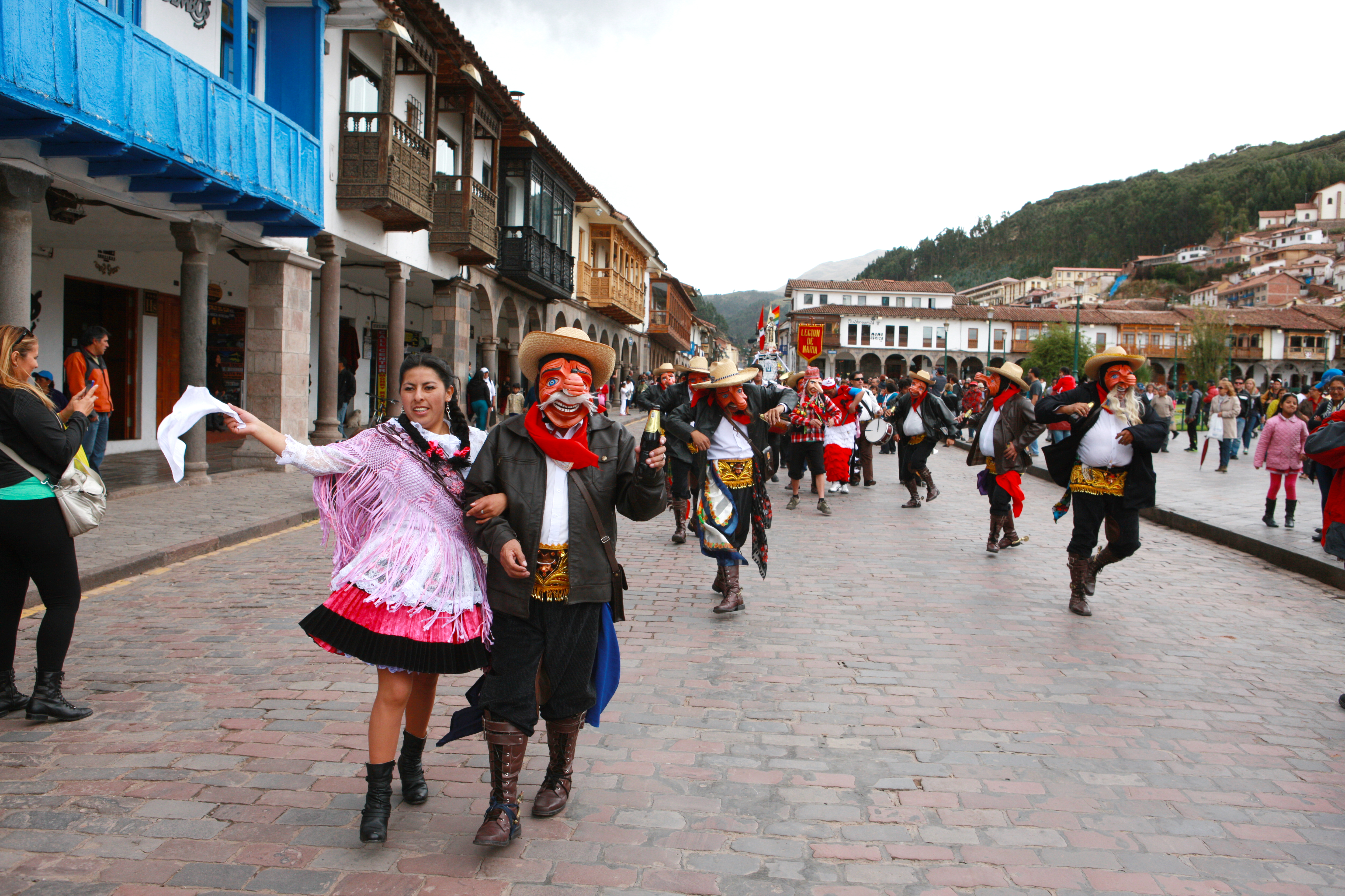 꾸스코 거리 축제.jpg