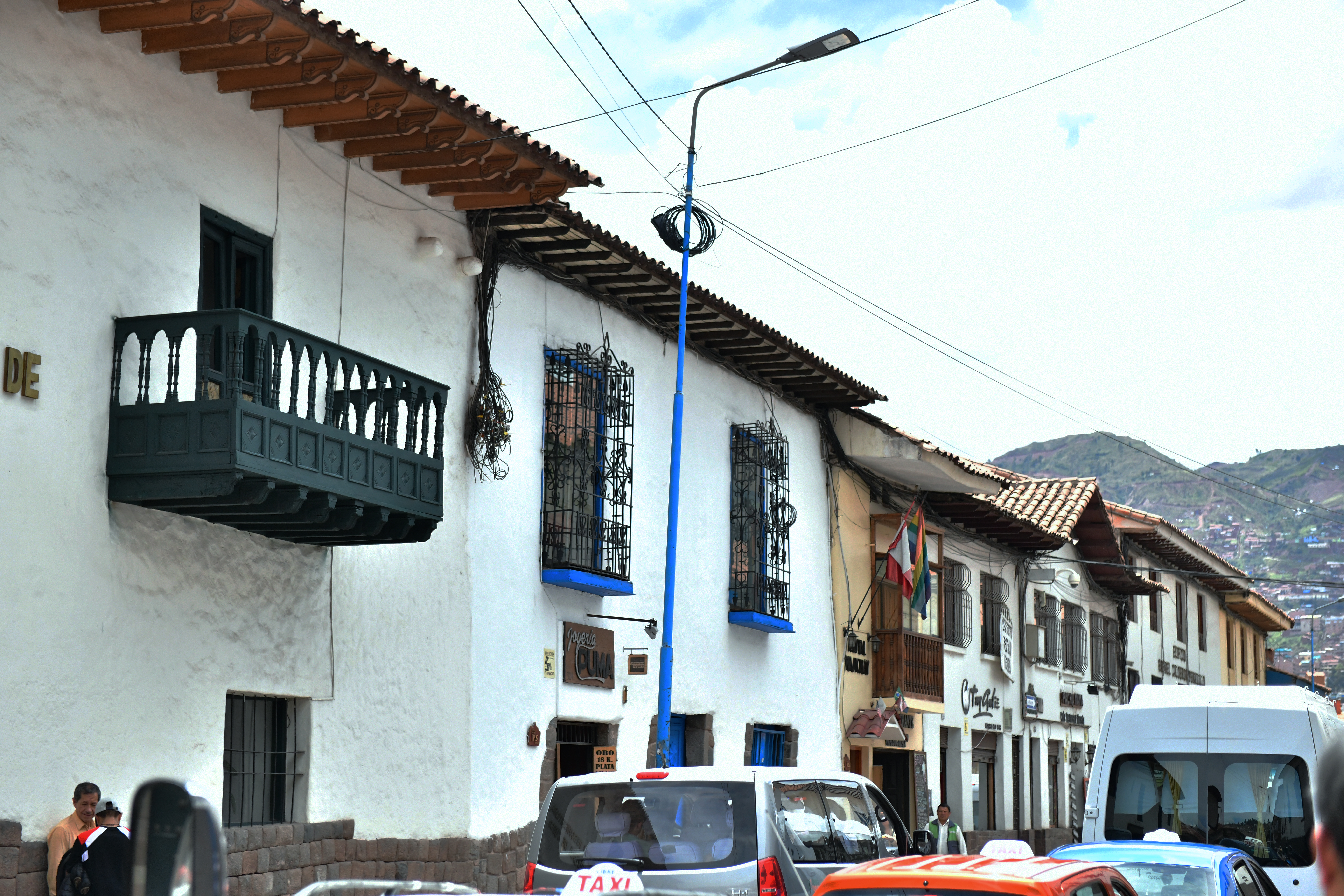 꾸스코 건축물.jpg